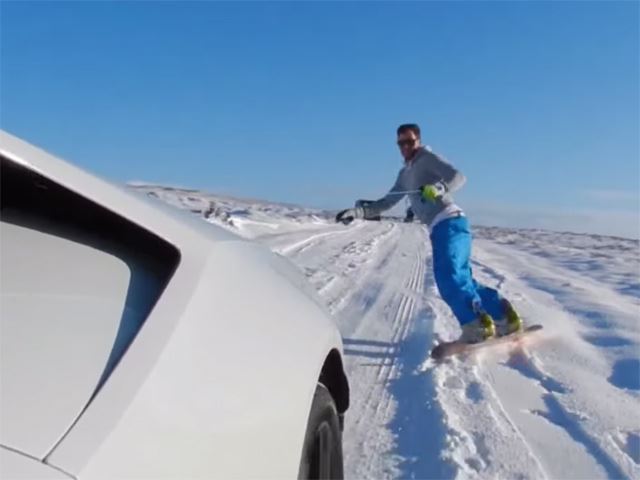 Lamborghini Huracan буксирует сноубордиста